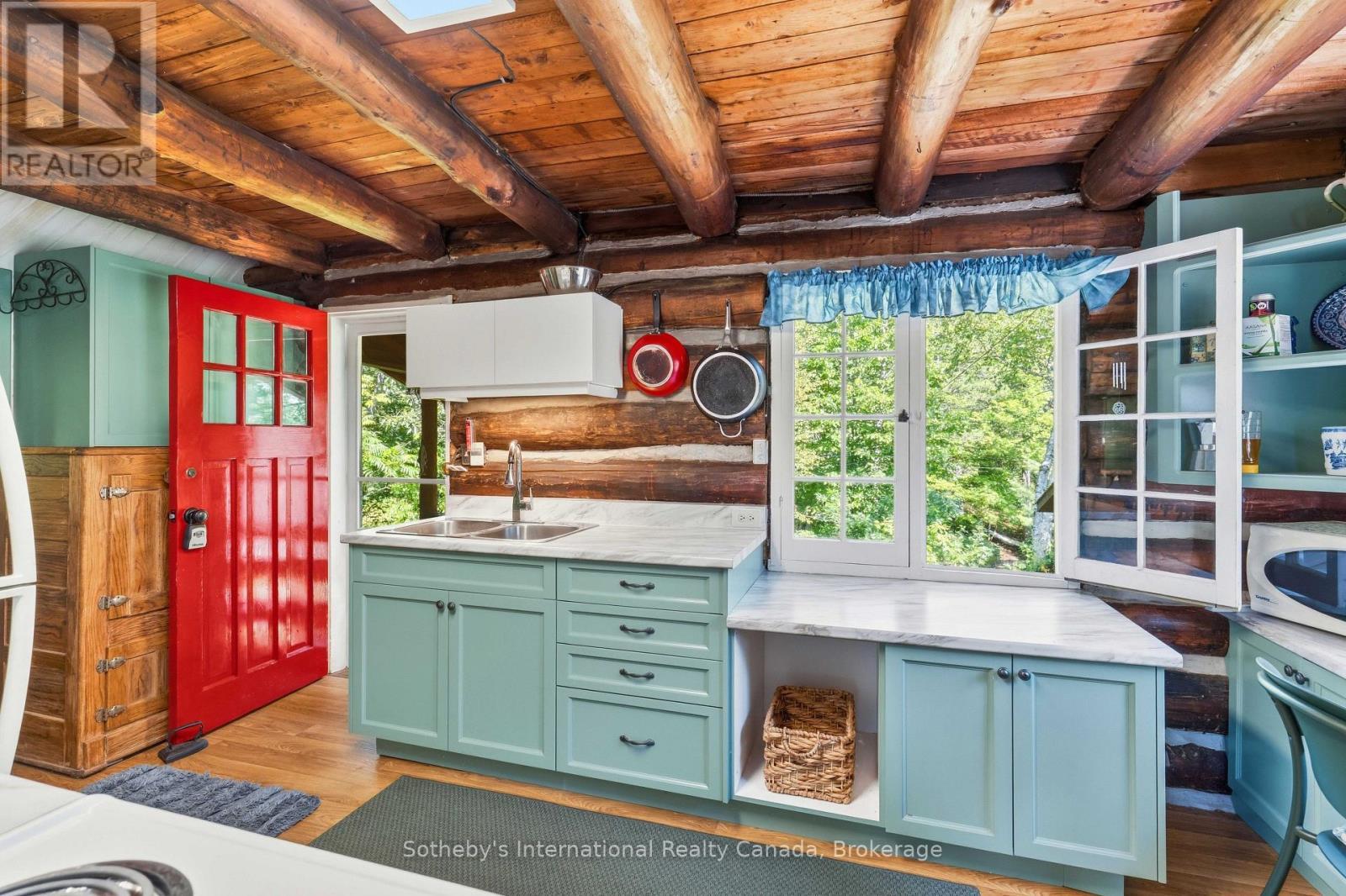 1 Island 29Kl Kahshe Lake - Cooee Island, Gravenhurst (Morrison), ON - Indoor