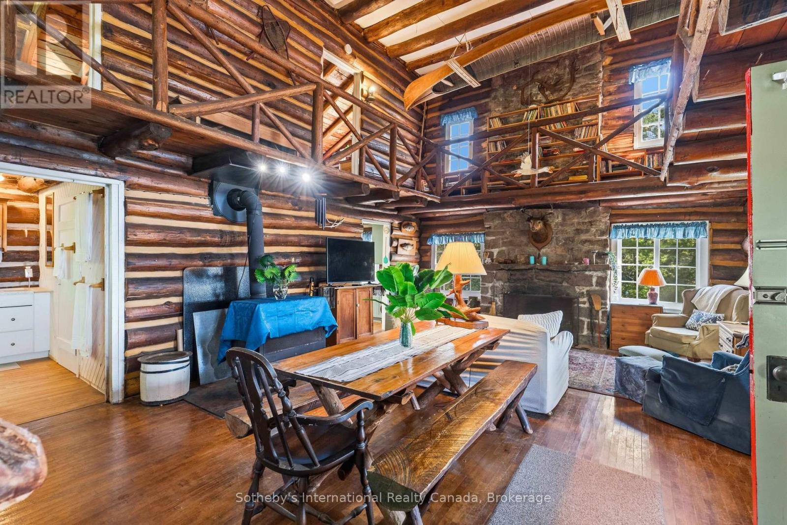 1 Island 29Kl Kahshe Lake - Cooee Island, Gravenhurst (Morrison), ON - Indoor With Fireplace