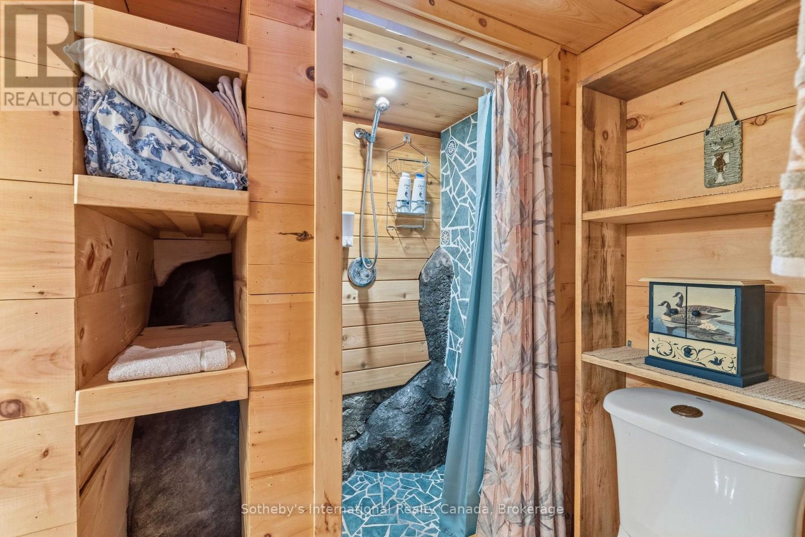 1 Island 29Kl Kahshe Lake - Cooee Island, Gravenhurst (Morrison), ON - Indoor