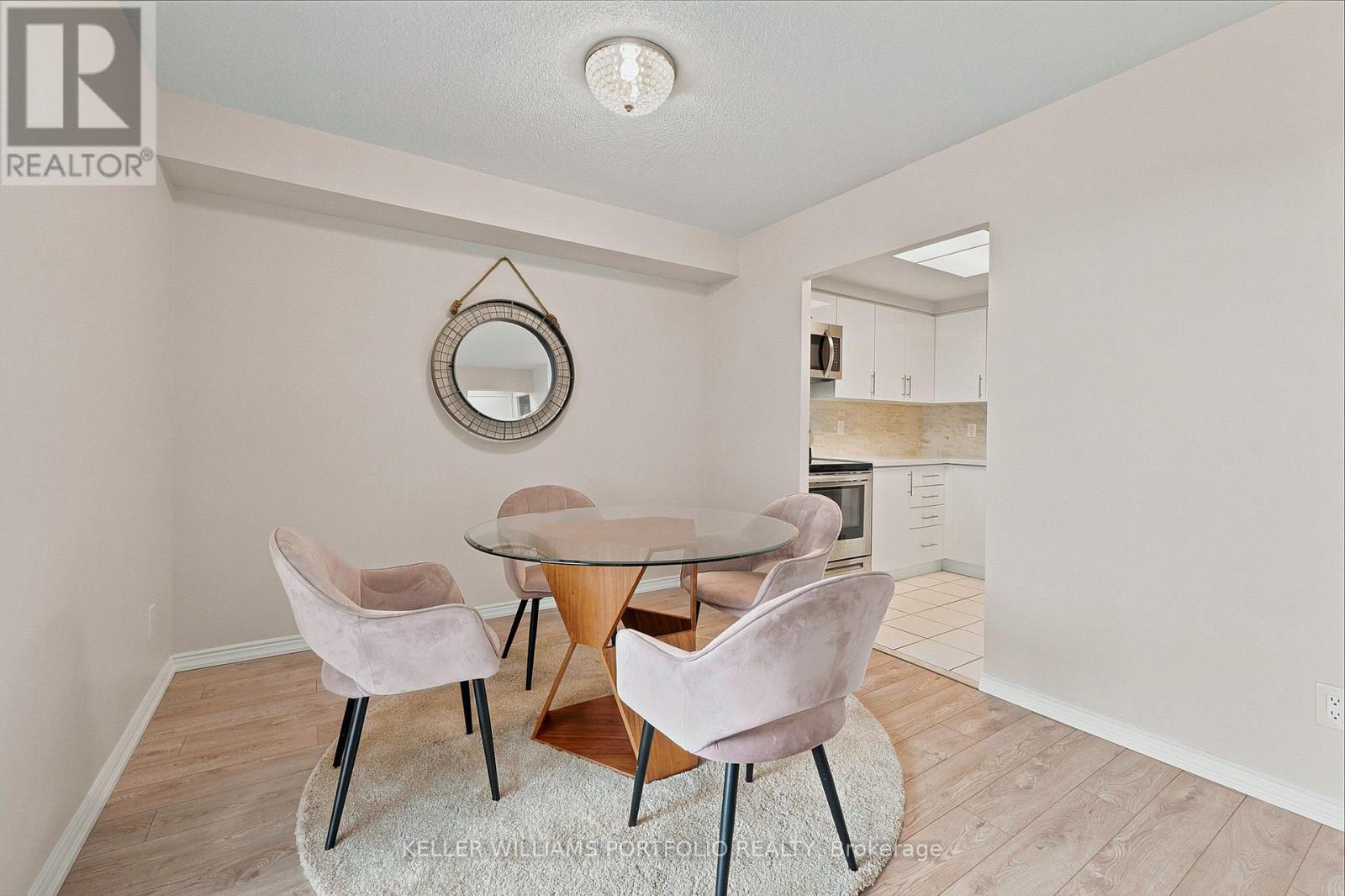 605 - 135 Hillcrest Avenue, Mississauga, ON - Indoor Photo Showing Dining Room