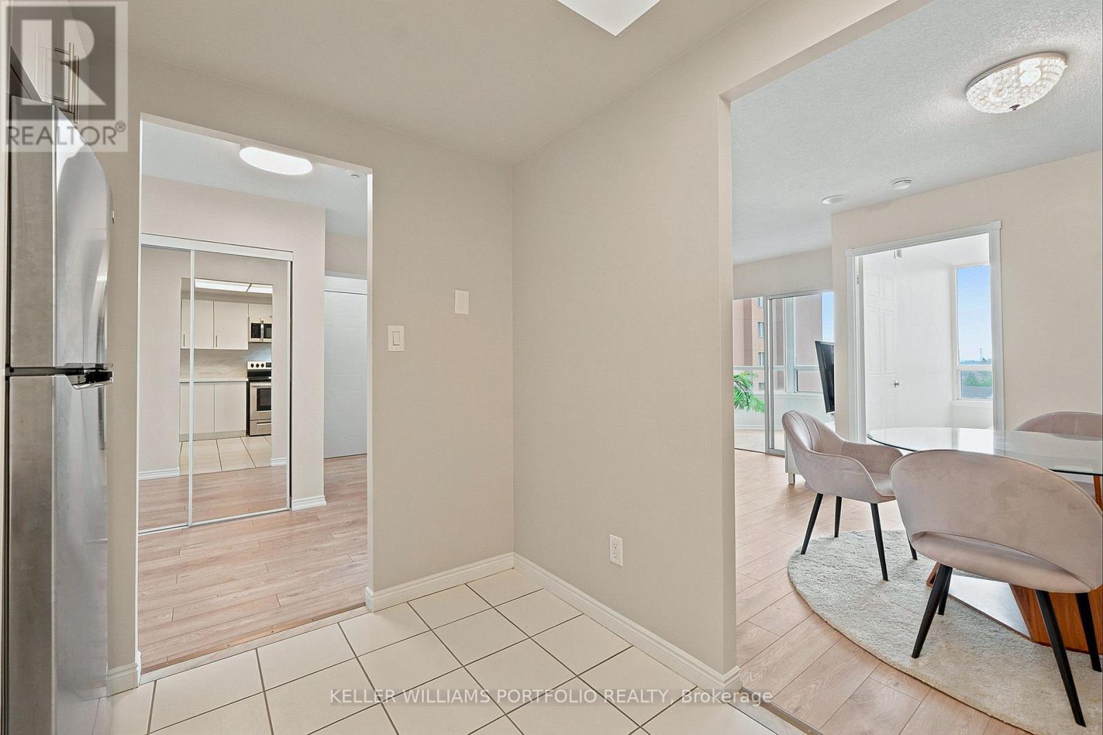 605 - 135 Hillcrest Avenue, Mississauga, ON - Indoor Photo Showing Dining Room