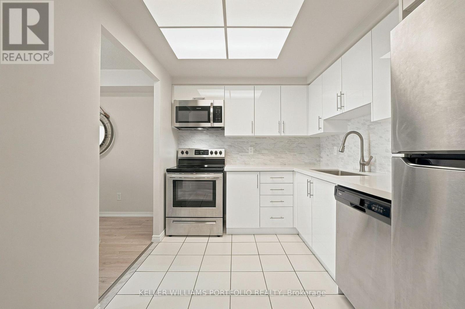 605 - 135 Hillcrest Avenue, Mississauga, ON - Indoor Photo Showing Kitchen With Upgraded Kitchen