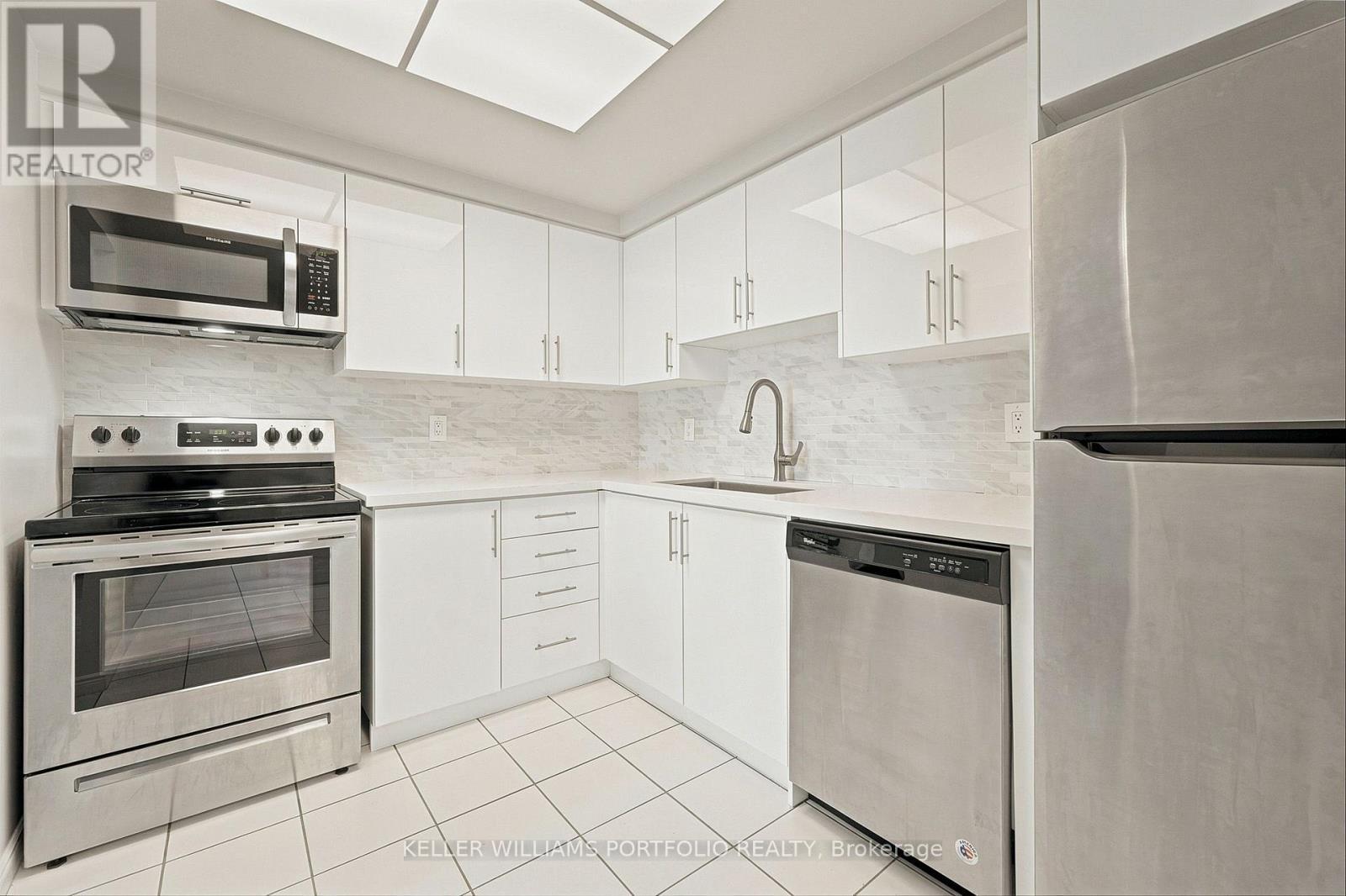 605 - 135 Hillcrest Avenue, Mississauga, ON - Indoor Photo Showing Kitchen With Upgraded Kitchen