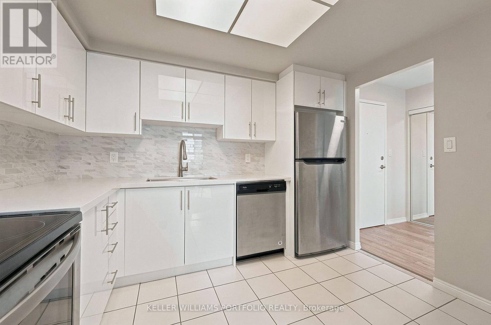 605 - 135 Hillcrest Avenue, Mississauga, ON - Indoor Photo Showing Kitchen