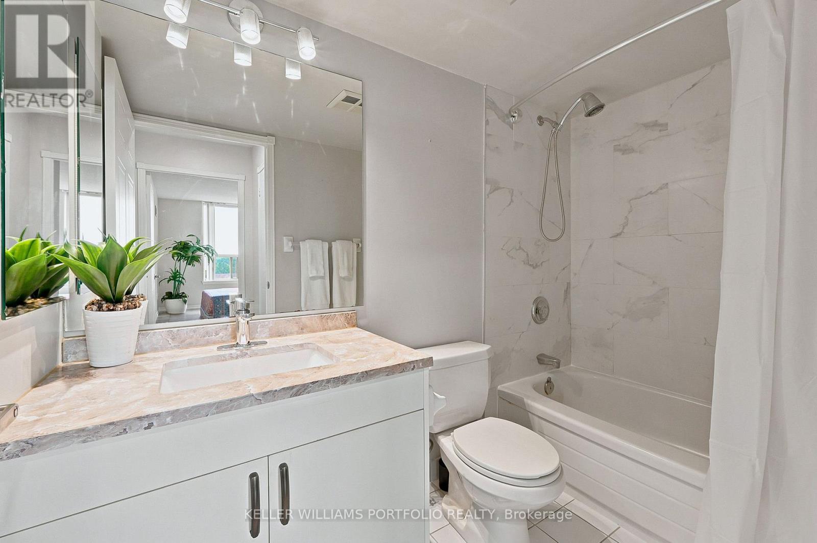605 - 135 Hillcrest Avenue, Mississauga, ON - Indoor Photo Showing Bathroom