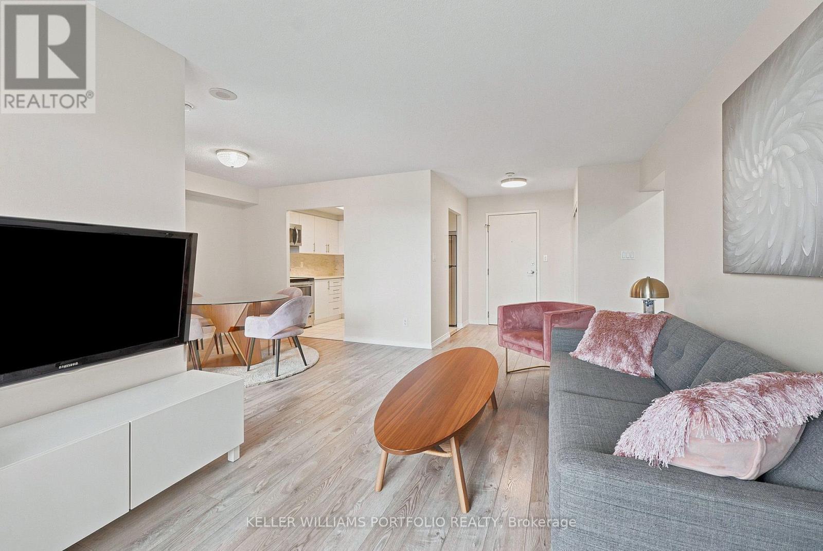 605 - 135 Hillcrest Avenue, Mississauga, ON - Indoor Photo Showing Living Room