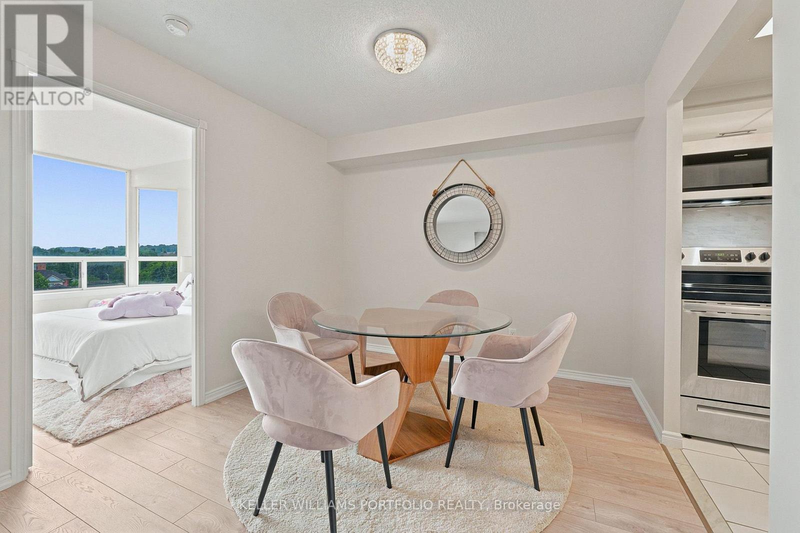605 - 135 Hillcrest Avenue, Mississauga, ON - Indoor Photo Showing Dining Room