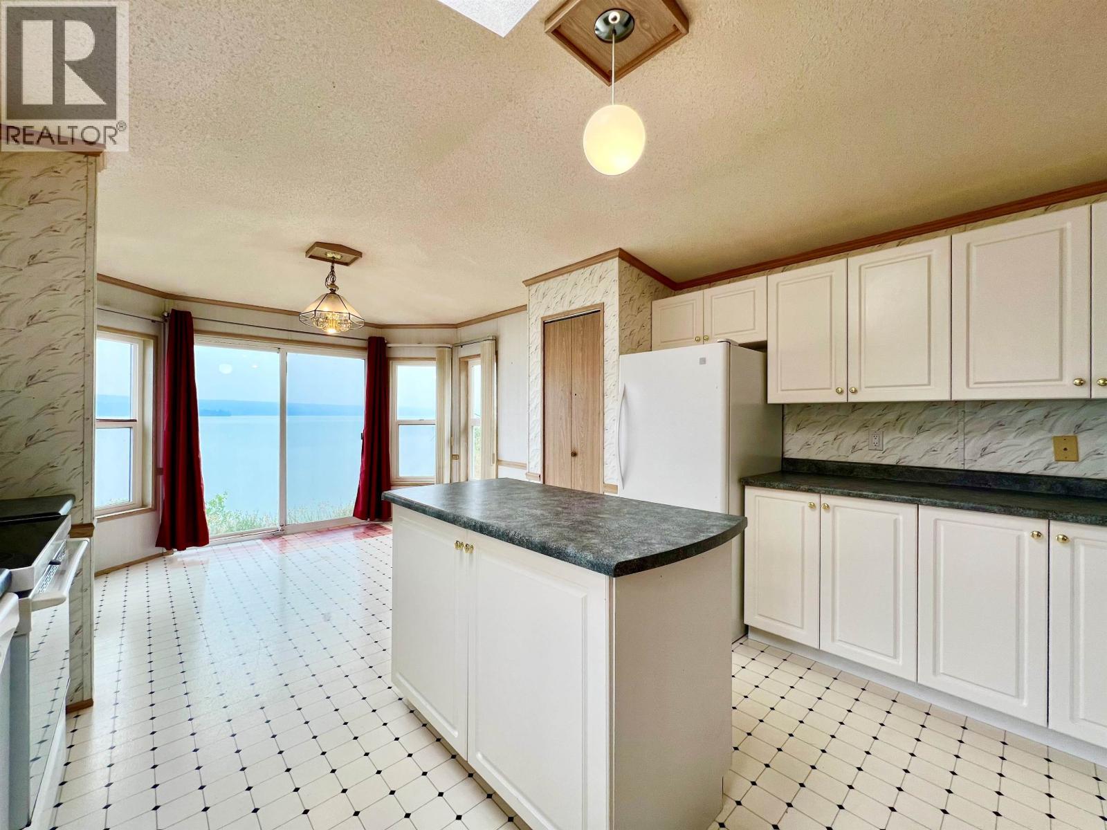 4078 Mckinley Drive, Lac La Hache, BC - Indoor Photo Showing Kitchen