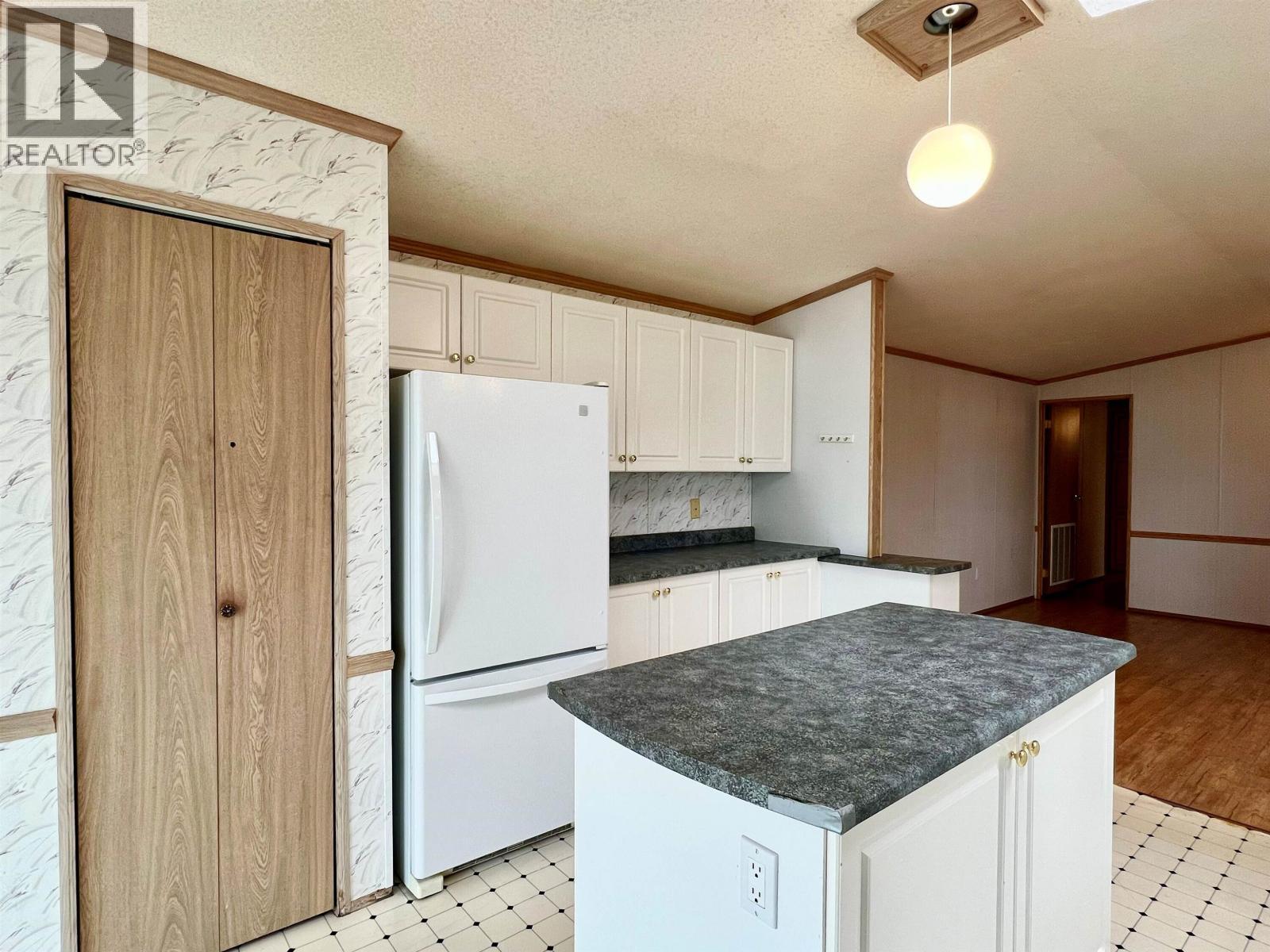4078 Mckinley Drive, Lac La Hache, BC - Indoor Photo Showing Kitchen