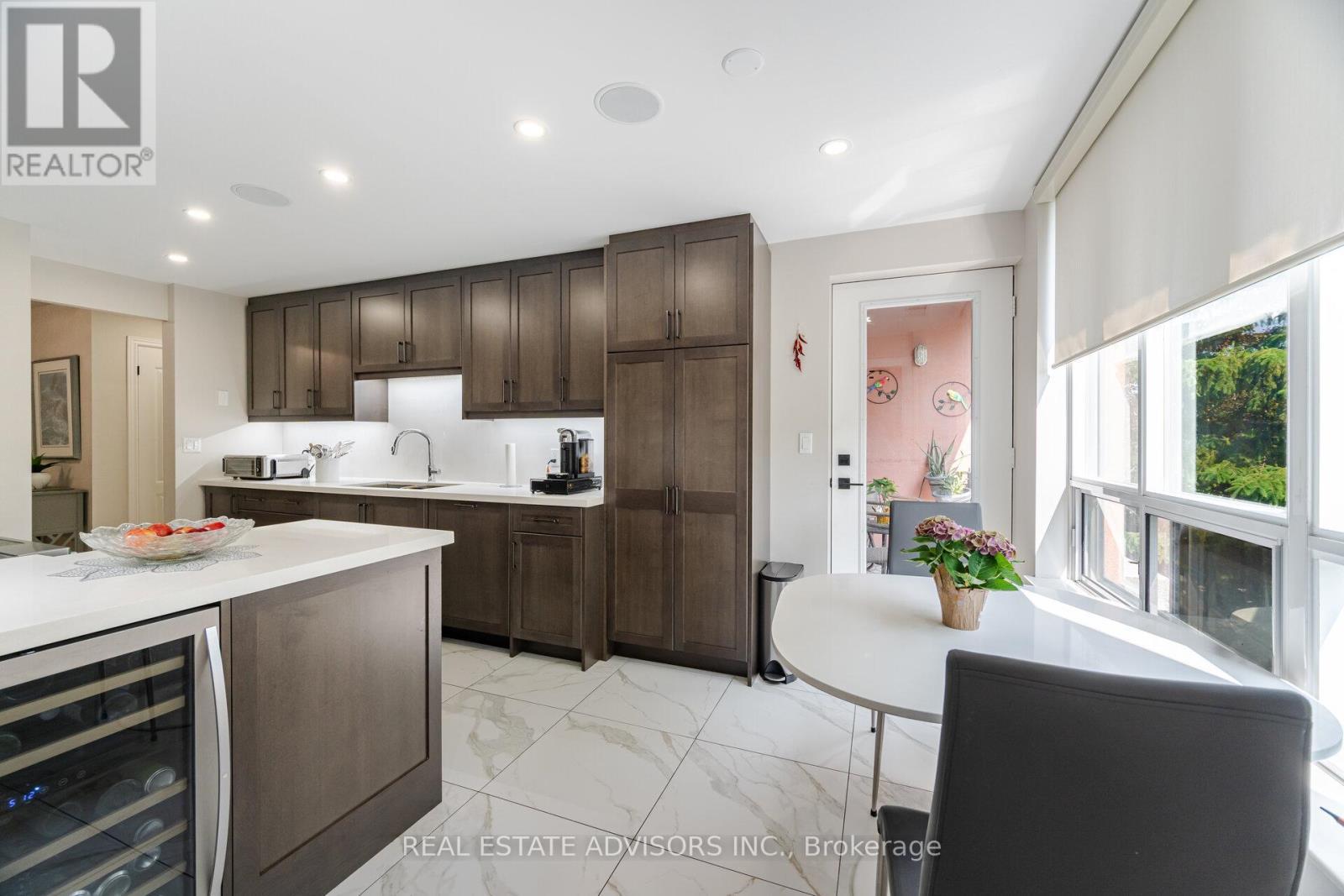 313 - 53 Woodbridge Avenue, Vaughan, ON - Indoor Photo Showing Kitchen