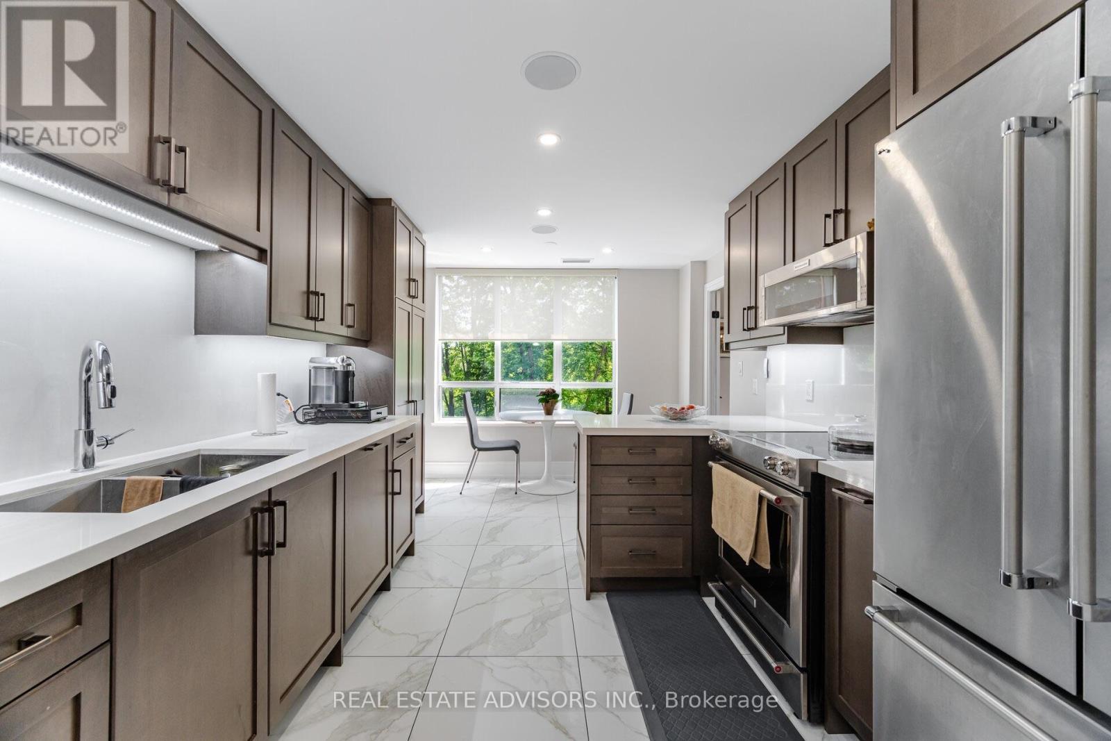 313 - 53 Woodbridge Avenue, Vaughan, ON - Indoor Photo Showing Kitchen With Double Sink With Upgraded Kitchen