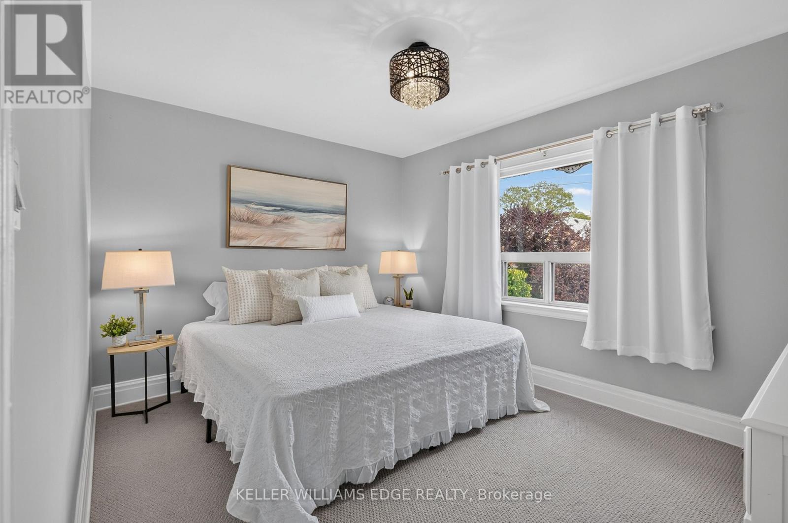 147 Melrose Avenue N, Hamilton, ON - Indoor Photo Showing Bedroom