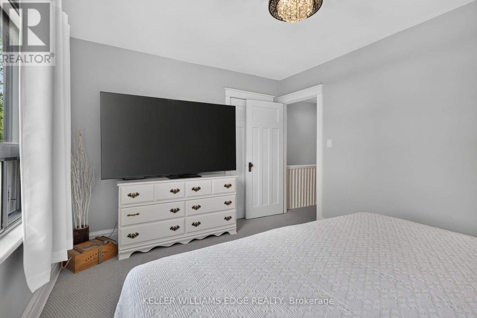 147 Melrose Avenue N, Hamilton, ON - Indoor Photo Showing Bedroom