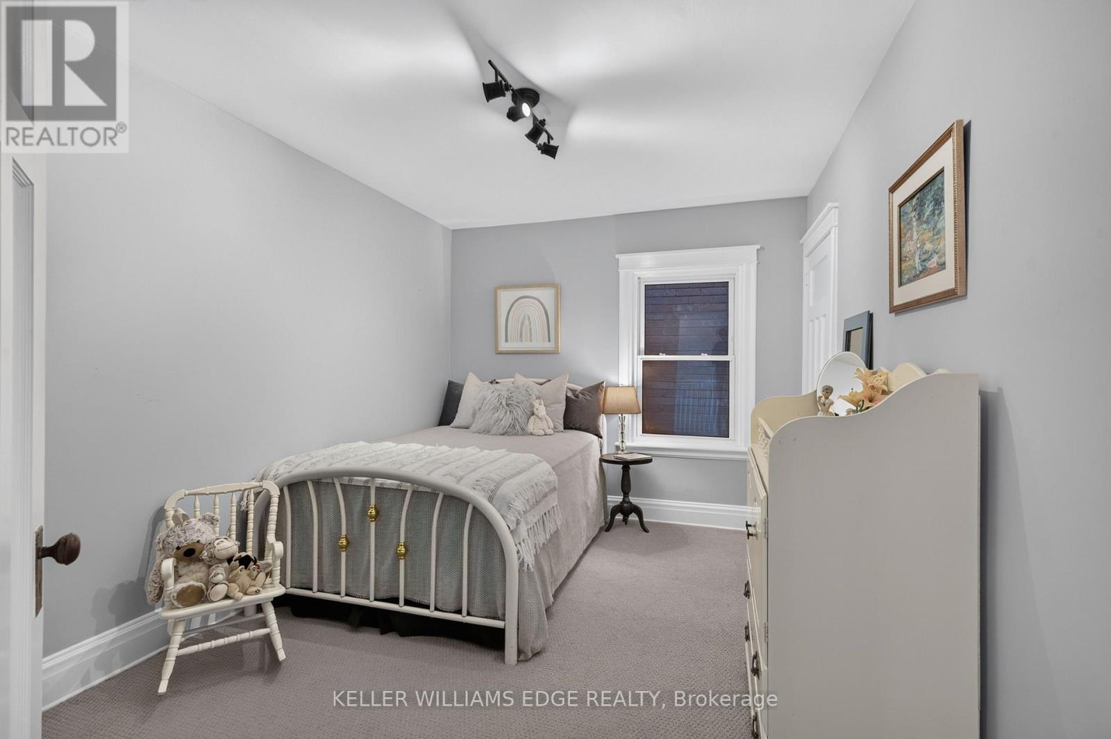 147 Melrose Avenue N, Hamilton, ON - Indoor Photo Showing Bedroom
