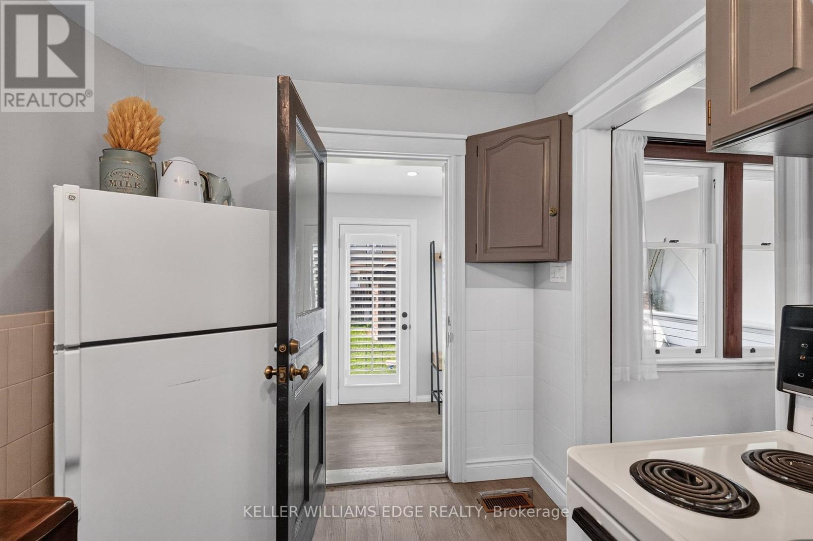 147 Melrose Avenue N, Hamilton, ON - Indoor Photo Showing Kitchen