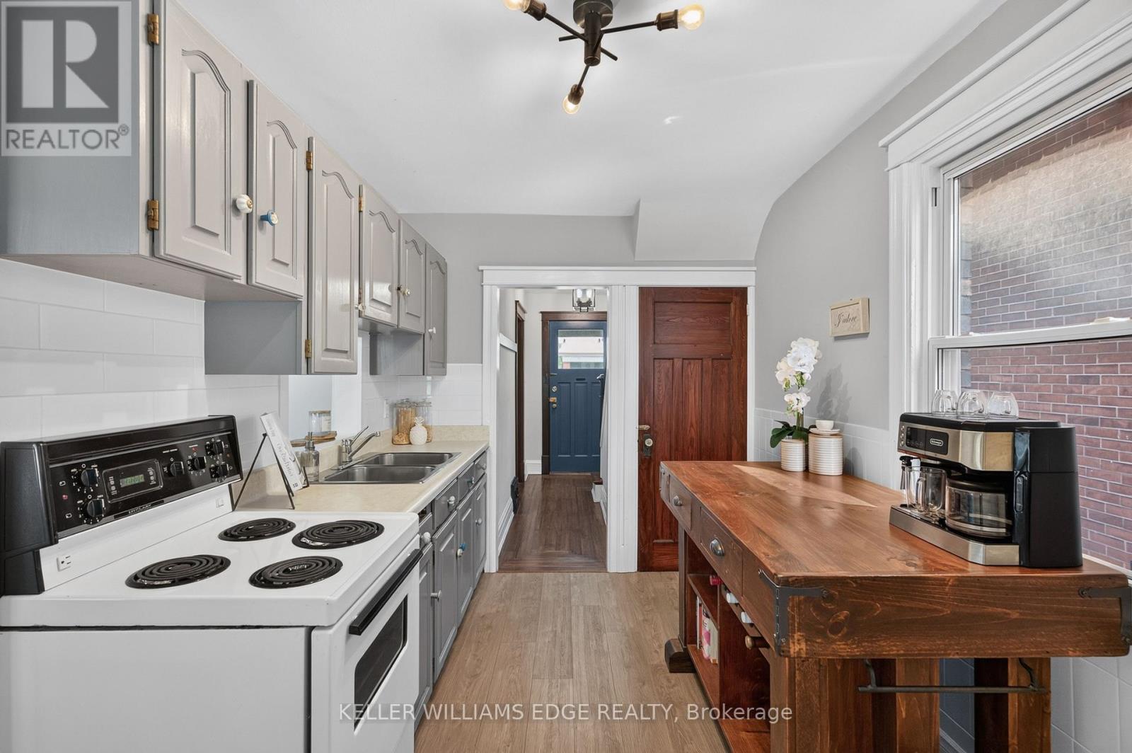 147 Melrose Avenue N, Hamilton, ON - Indoor Photo Showing Kitchen With Double Sink