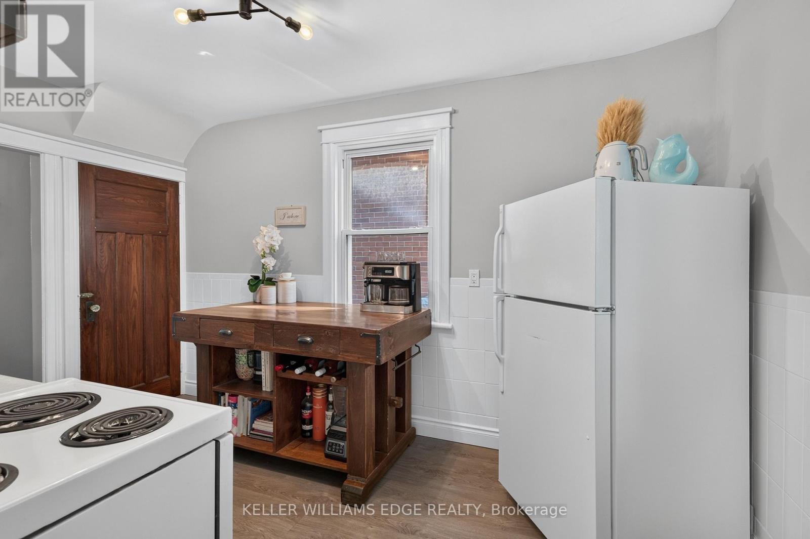 147 Melrose Avenue N, Hamilton, ON - Indoor Photo Showing Kitchen