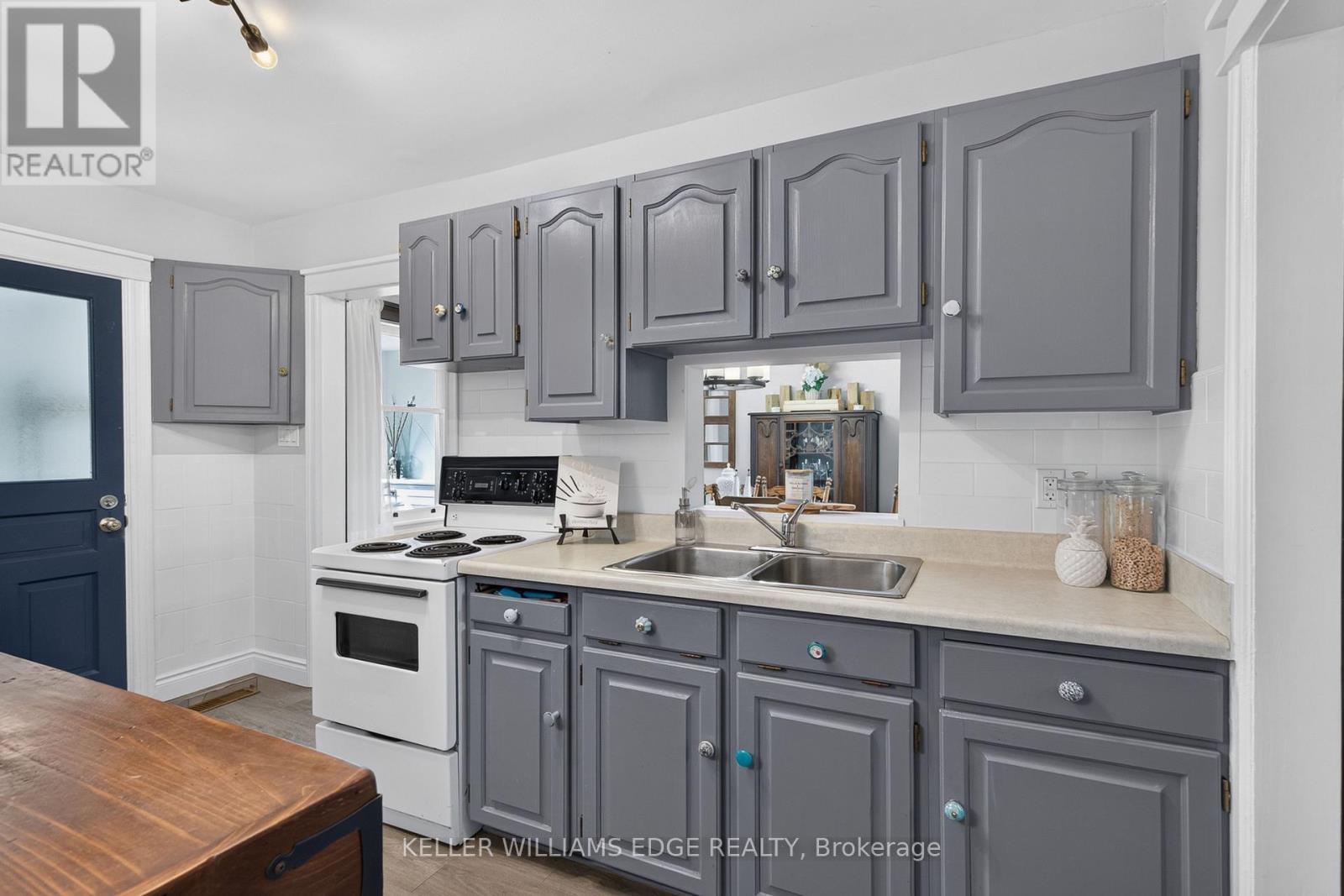 147 Melrose Avenue N, Hamilton, ON - Indoor Photo Showing Kitchen With Double Sink
