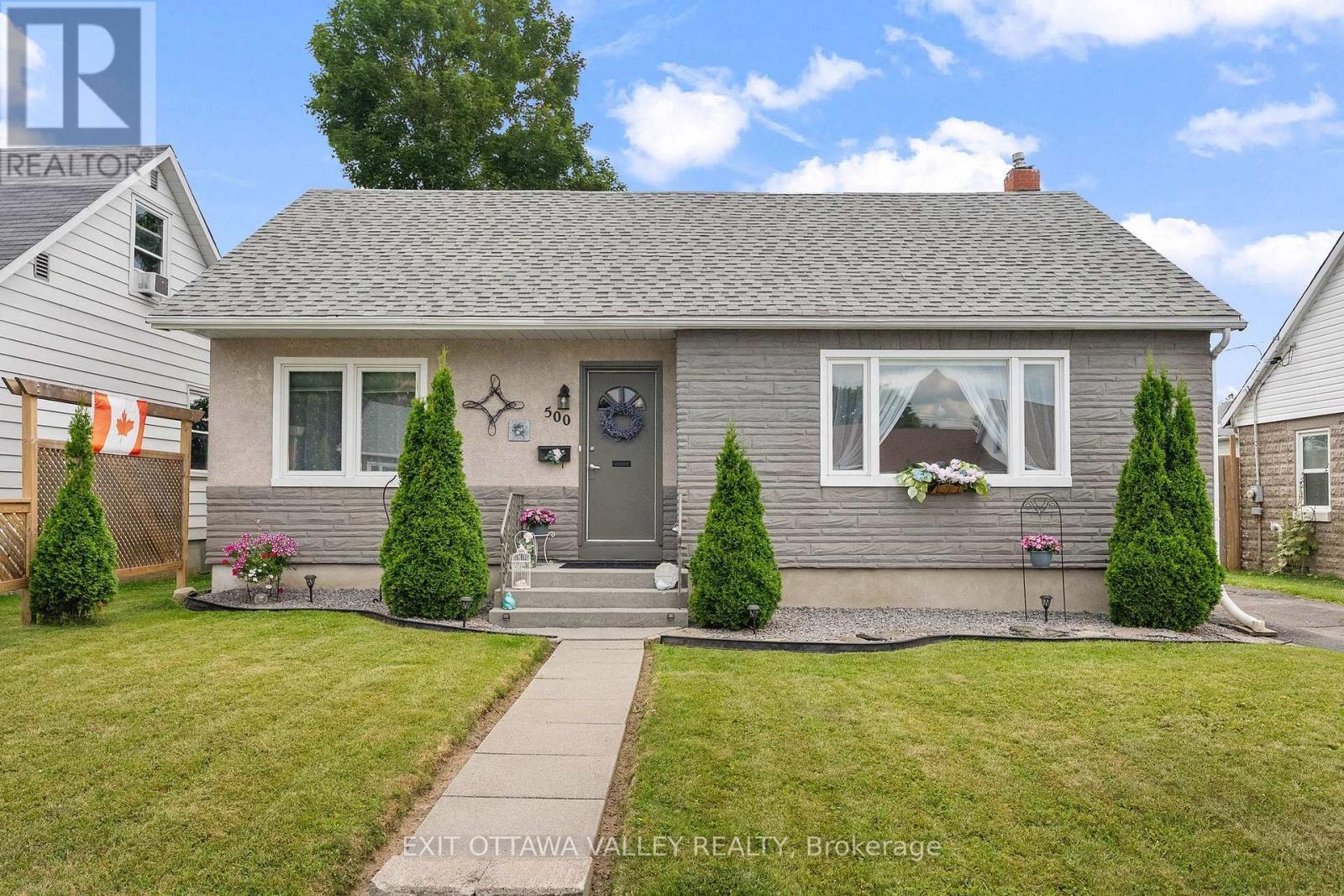 500 Dominion Street, Renfrew, ON - Outdoor With Facade