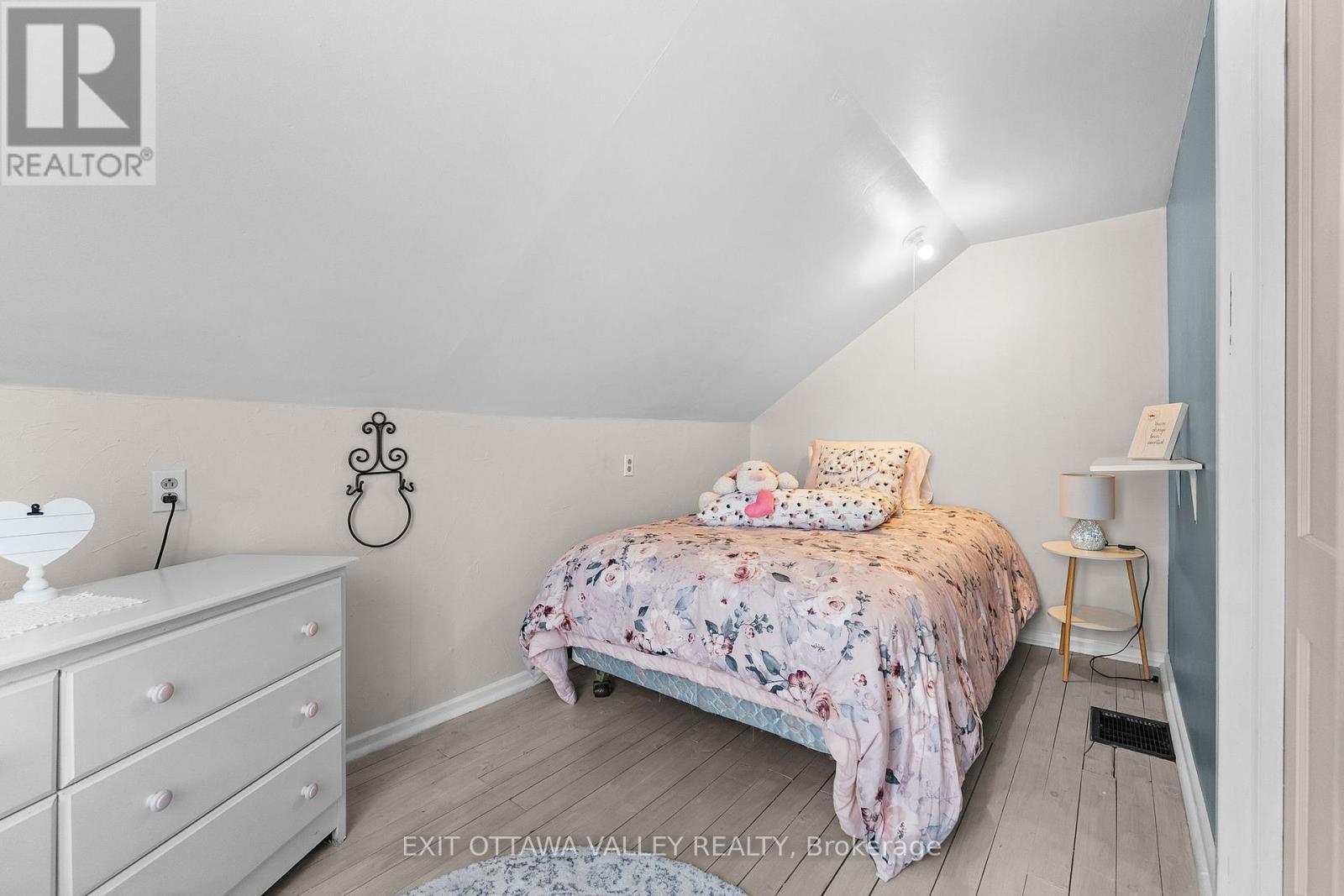 500 Dominion Street, Renfrew, ON - Indoor Photo Showing Bedroom
