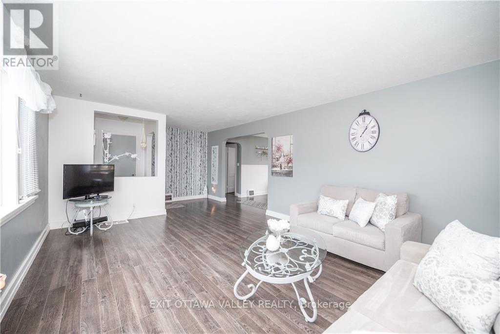 Imported from oreb - 500 Dominion Street, Renfrew, ON - Indoor Photo Showing Living Room