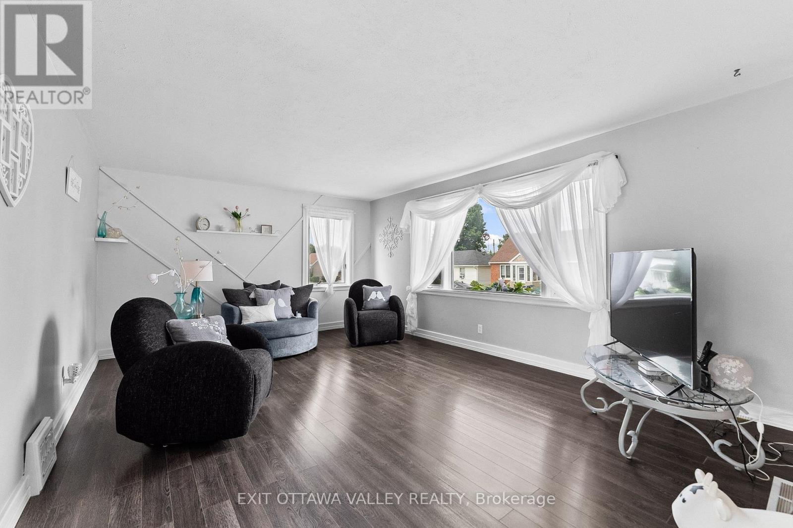 500 Dominion Street, Renfrew, ON - Indoor Photo Showing Living Room