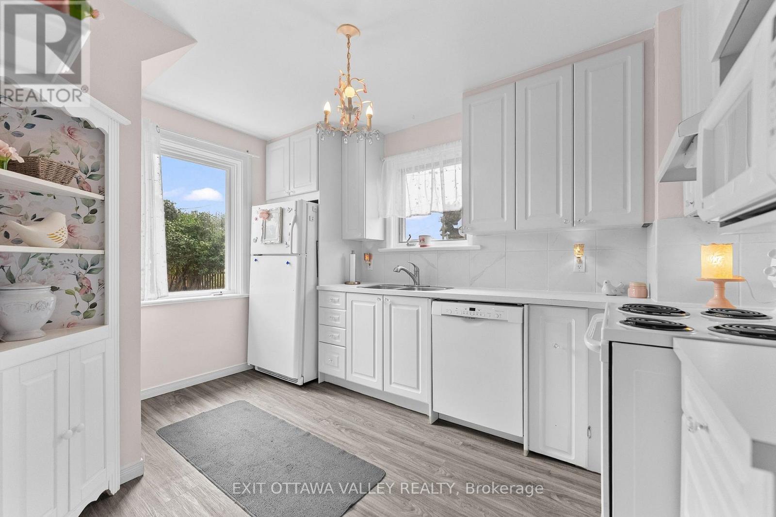 500 Dominion Street, Renfrew, ON - Indoor Photo Showing Kitchen