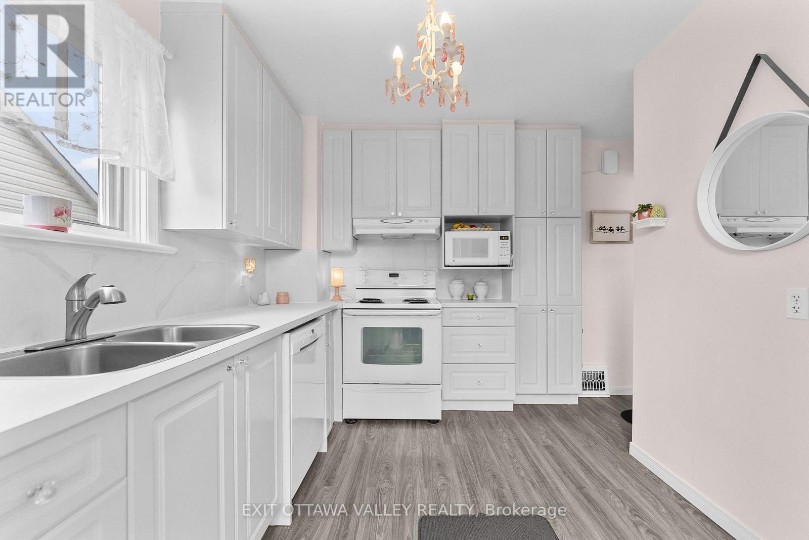 500 Dominion Street, Renfrew, ON - Indoor Photo Showing Kitchen With Double Sink
