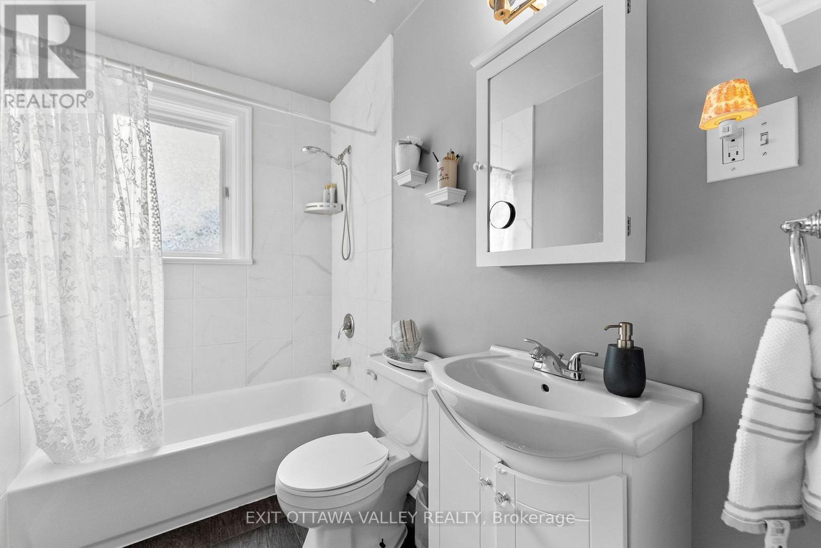 500 Dominion Street, Renfrew, ON - Indoor Photo Showing Bathroom