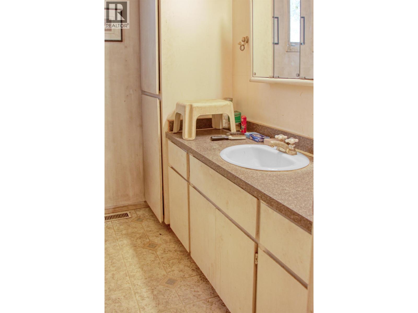 8245 Bridge Lake North Road, Bridge Lake, BC - Indoor Photo Showing Bathroom
