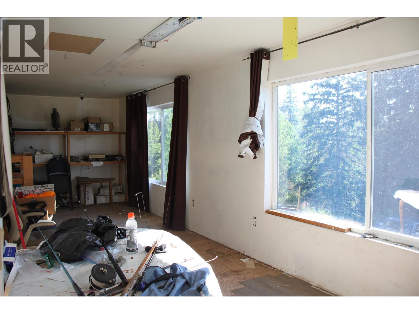 8245 Bridge Lake North Road, Bridge Lake, BC - Indoor
