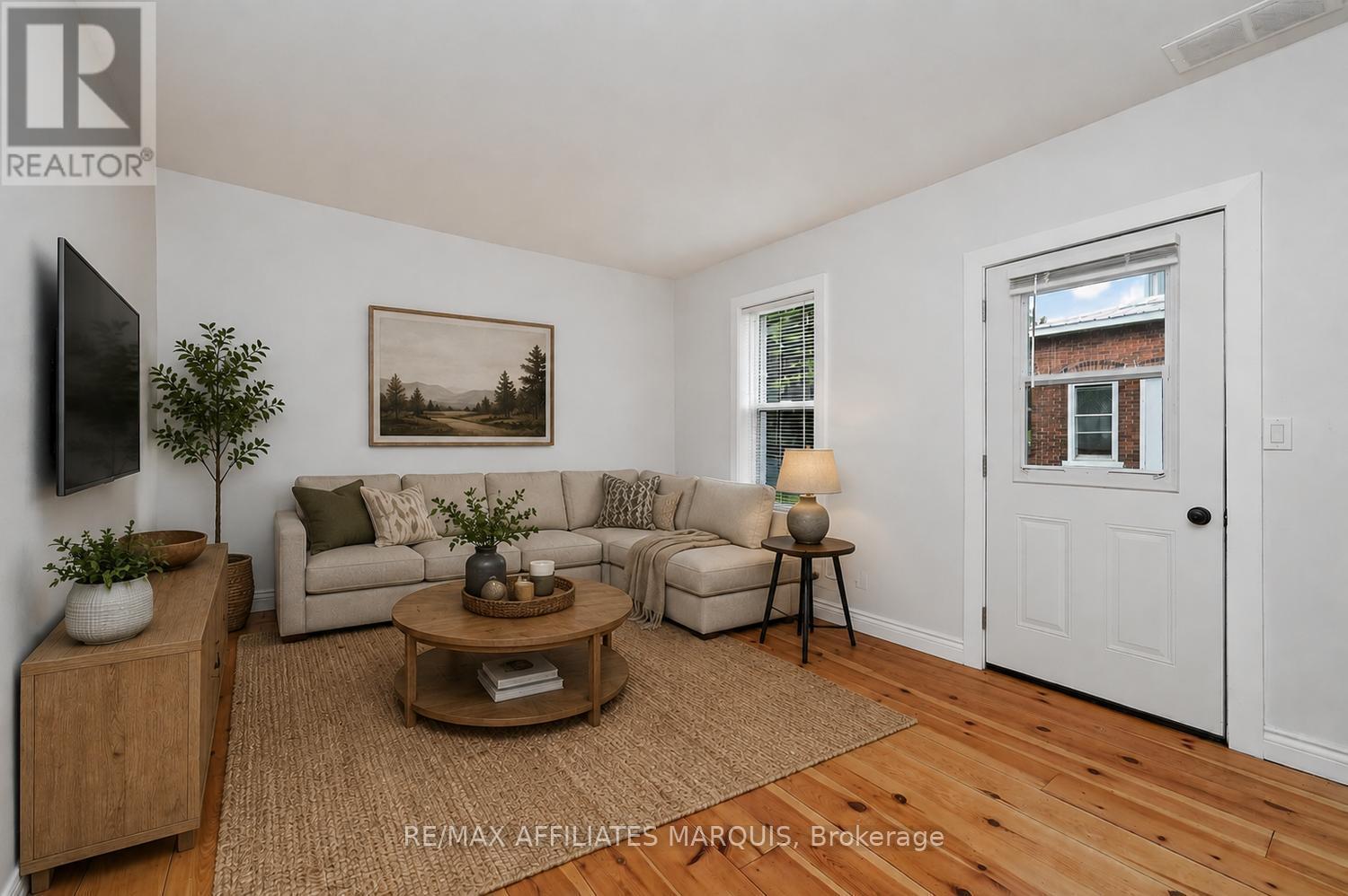 88 Brockville Street, Smiths Falls, ON - Indoor Photo Showing Living Room