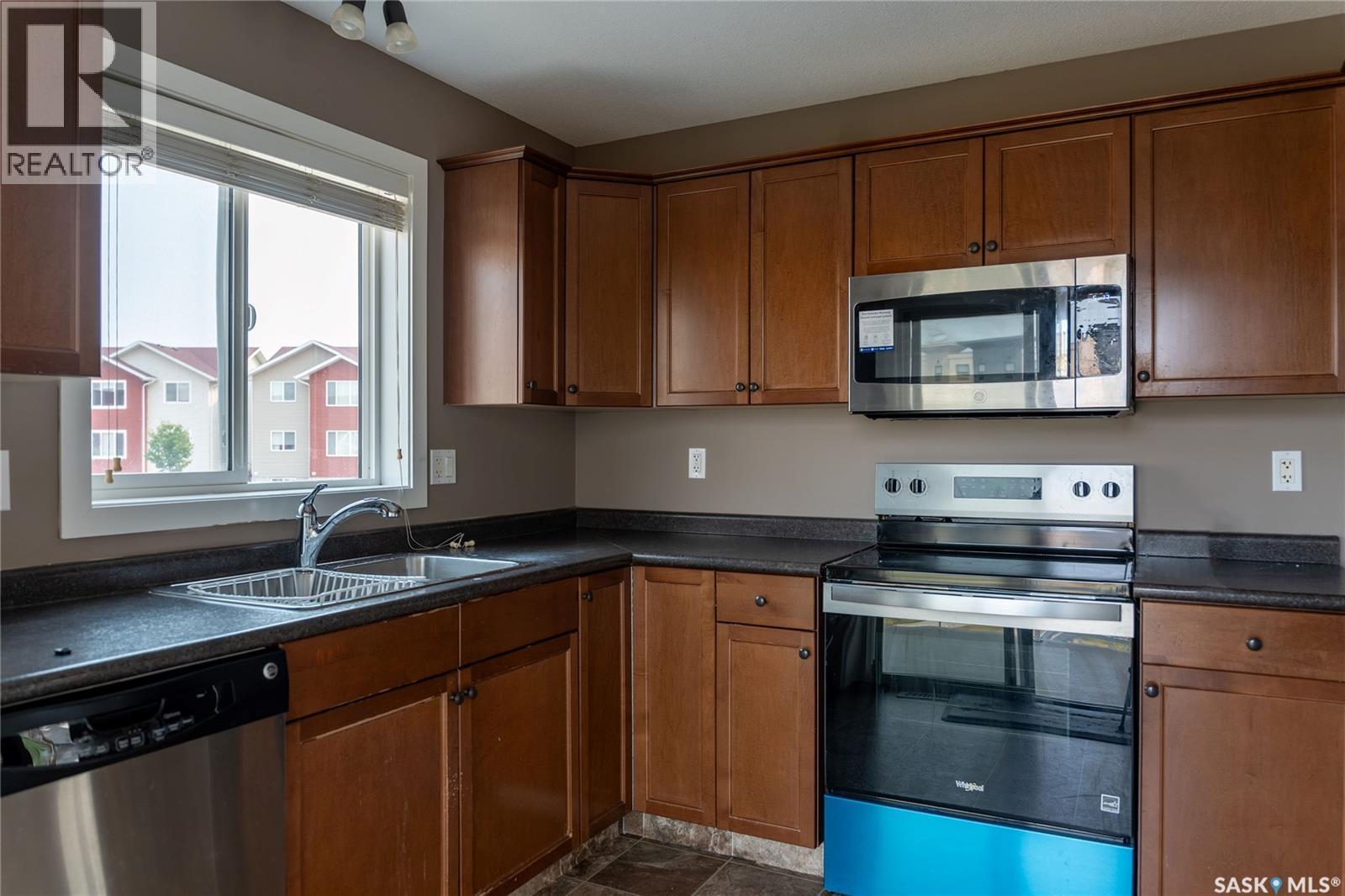 8 5004 James Hill Road, Regina, SK - Indoor Photo Showing Kitchen With Double Sink