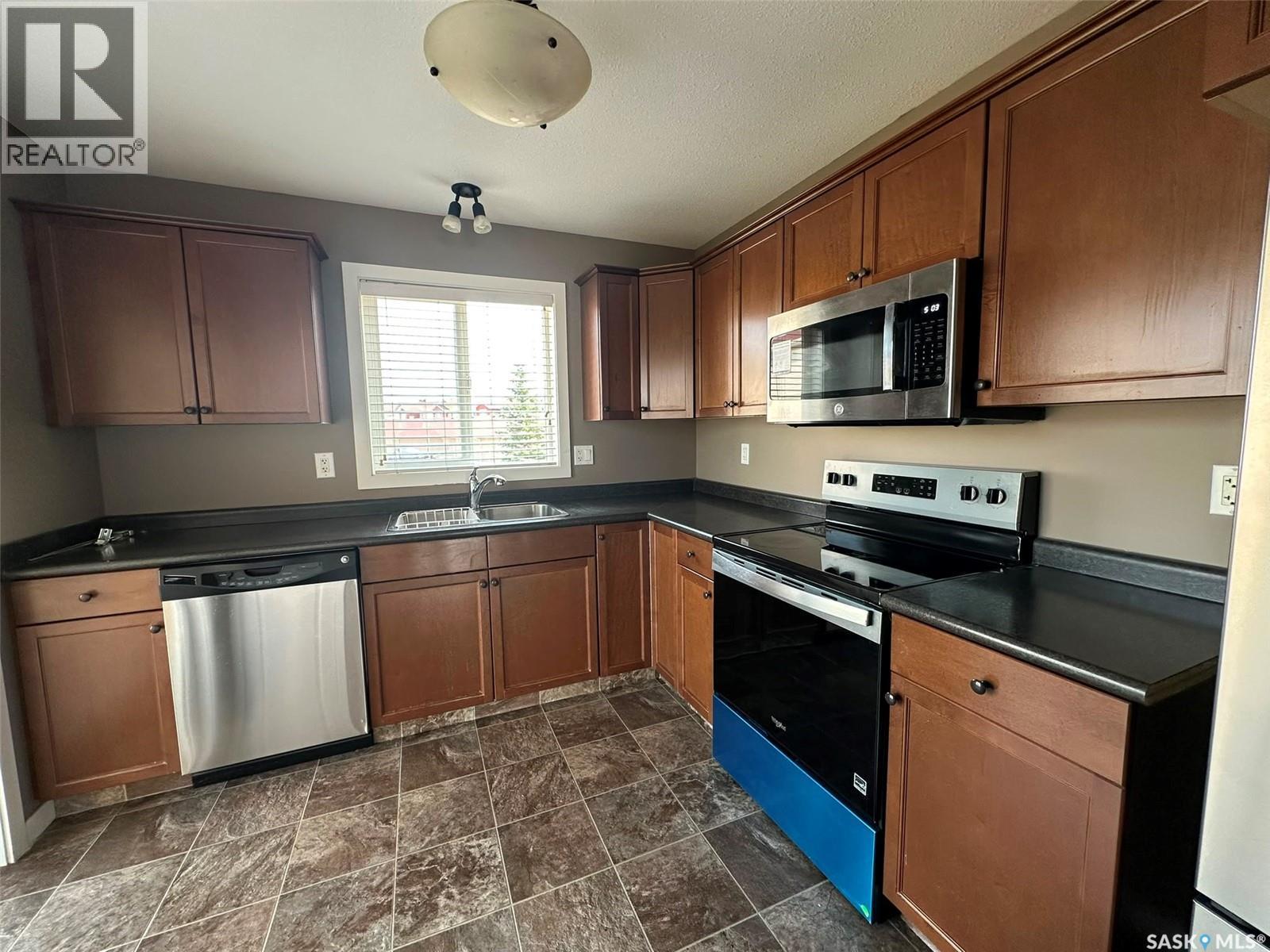 8 5004 James Hill Road, Regina, SK - Indoor Photo Showing Kitchen With Stainless Steel Kitchen