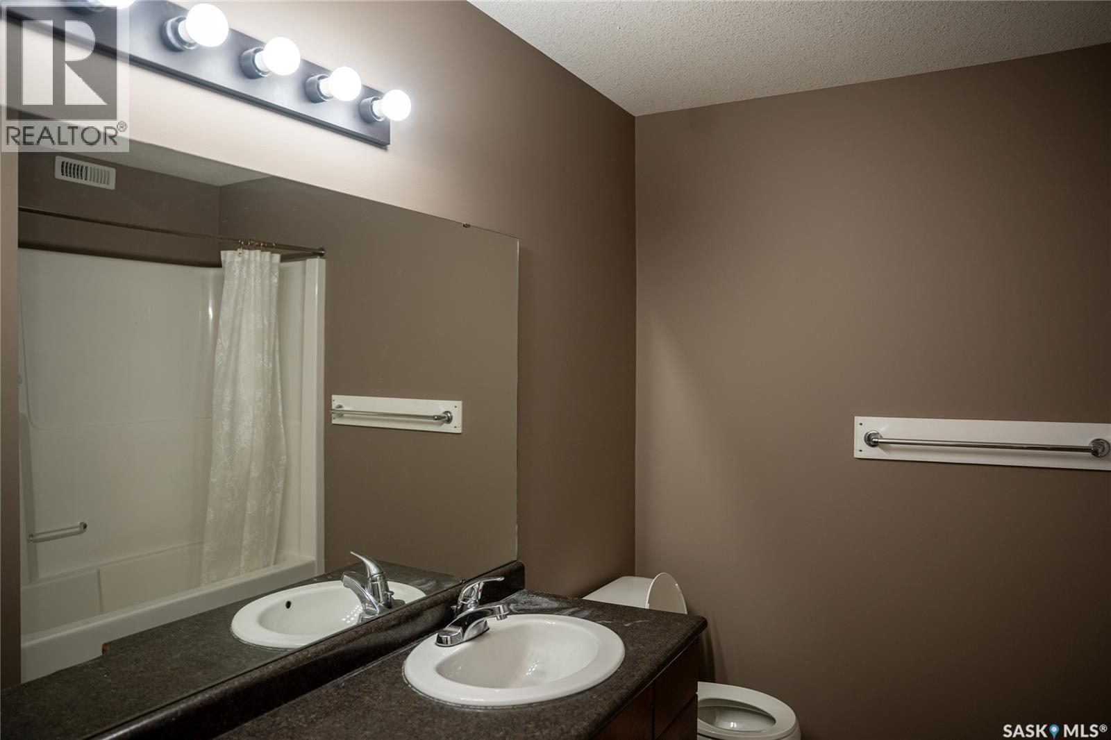 8 5004 James Hill Road, Regina, SK - Indoor Photo Showing Bathroom