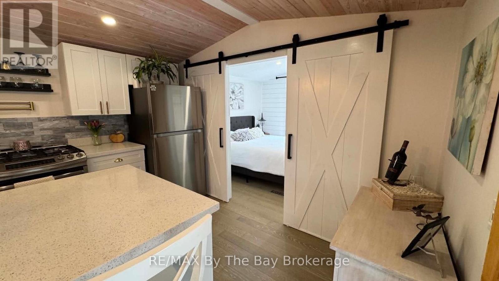 420 - 225 Platten Boulevard, Scugog, ON - Indoor Photo Showing Kitchen