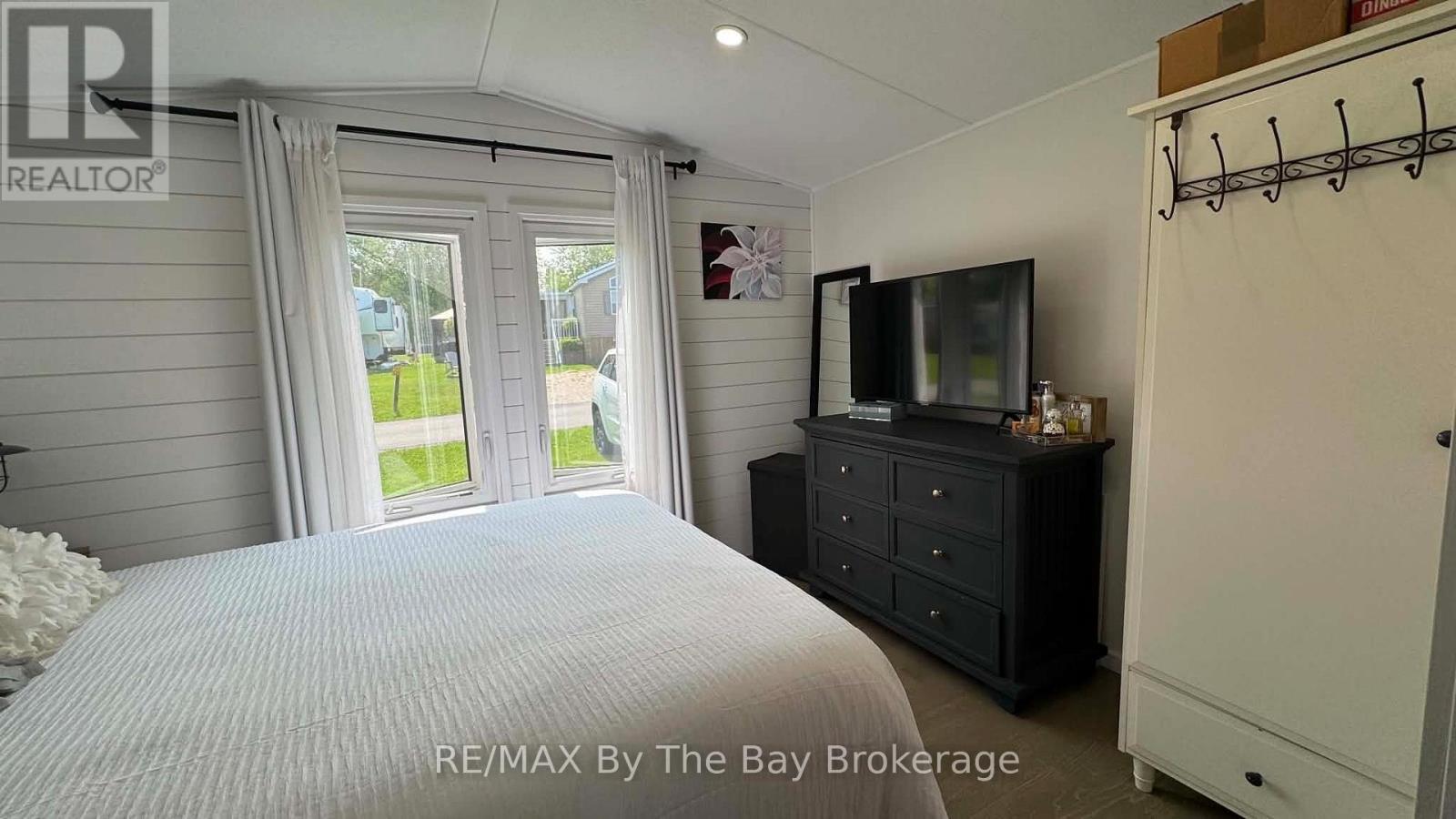 420 - 225 Platten Boulevard, Scugog, ON - Indoor Photo Showing Bedroom
