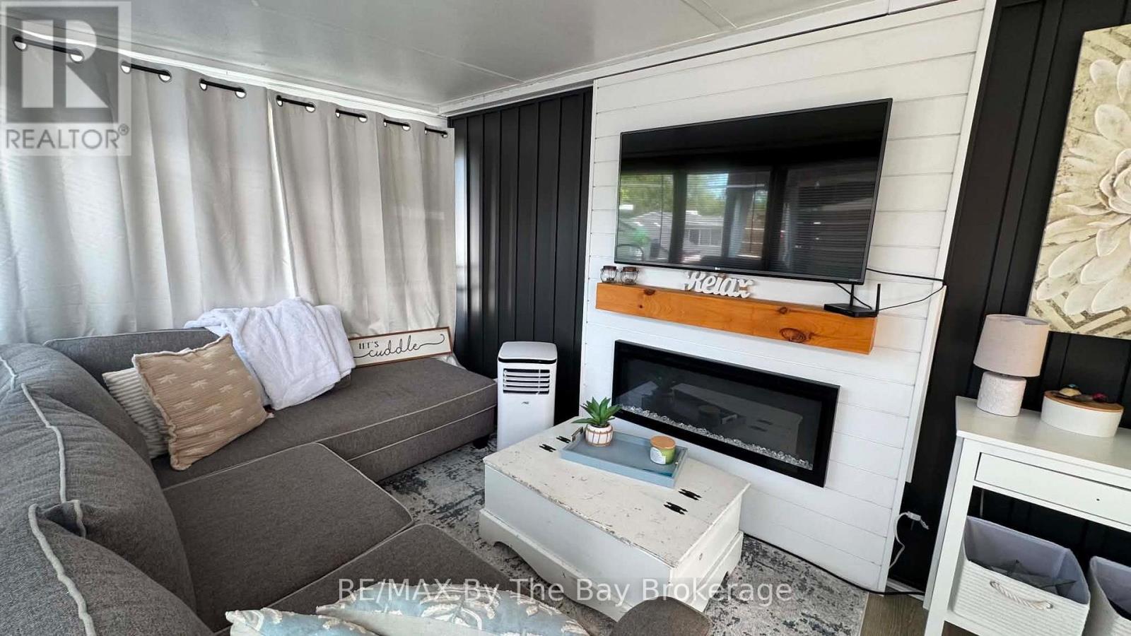 420 - 225 Platten Boulevard, Scugog, ON - Indoor Photo Showing Living Room With Fireplace