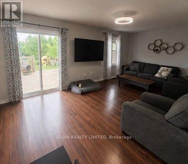42022 Mcbain Line, Central Elgin, ON - Indoor Photo Showing Living Room