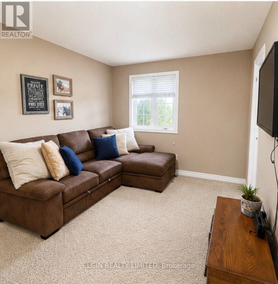42022 Mcbain Line, Central Elgin, ON - Indoor Photo Showing Living Room