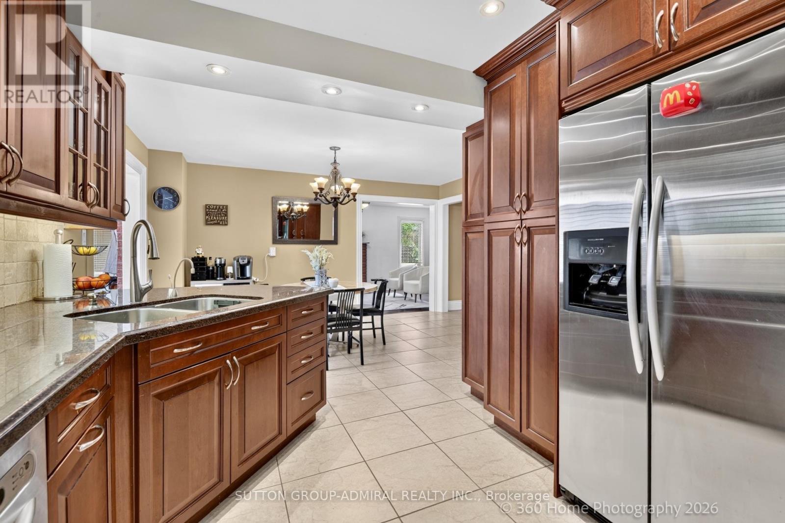 193 Wigwoss Drive, Vaughan, ON - Indoor Photo Showing Kitchen With Double Sink With Upgraded Kitchen