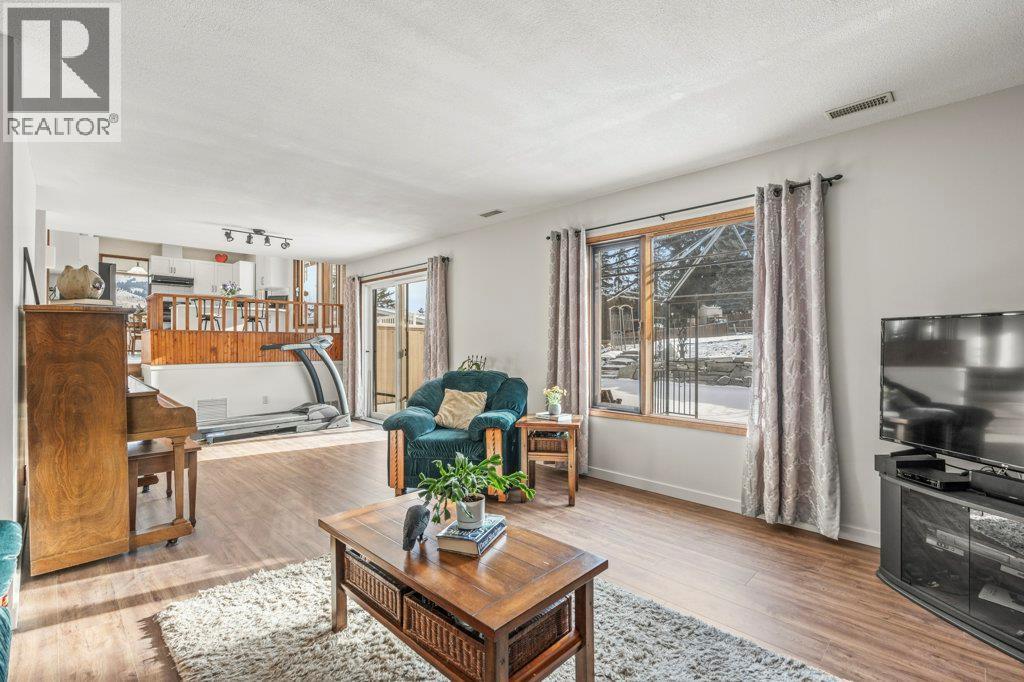 11410 Tassie Drive, Coldstream, BC - Indoor Photo Showing Living Room