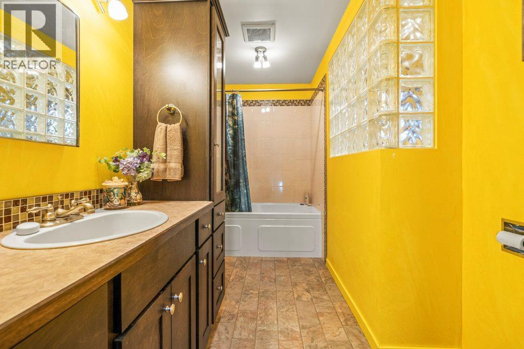 11410 Tassie Drive, Coldstream, BC - Indoor Photo Showing Bathroom