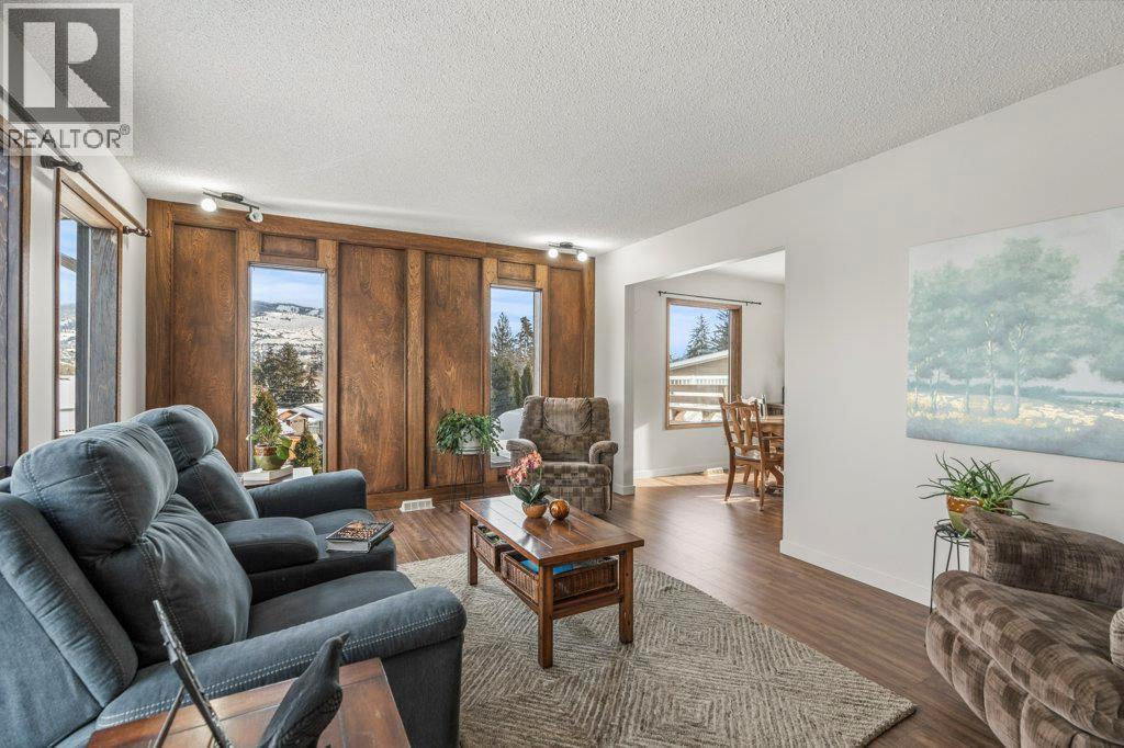 11410 Tassie Drive, Coldstream, BC - Indoor Photo Showing Living Room