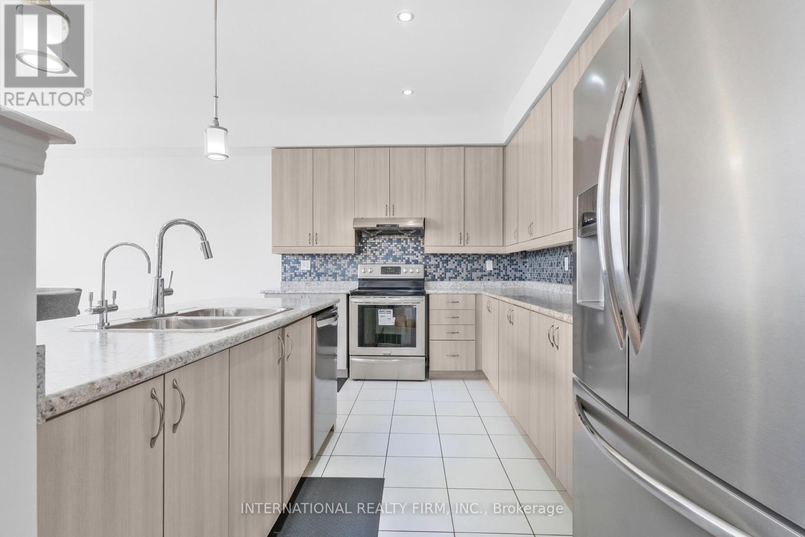 2537 Snow Knight Drive, Oshawa, ON - Indoor Photo Showing Kitchen With Double Sink With Upgraded Kitchen