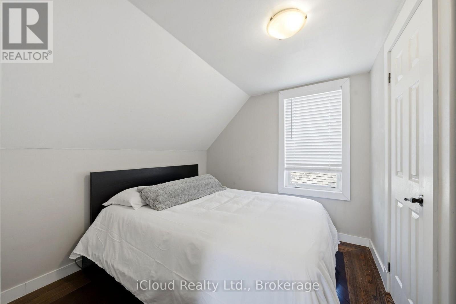 51 Delena Avenue, Hamilton, ON - Indoor Photo Showing Bedroom