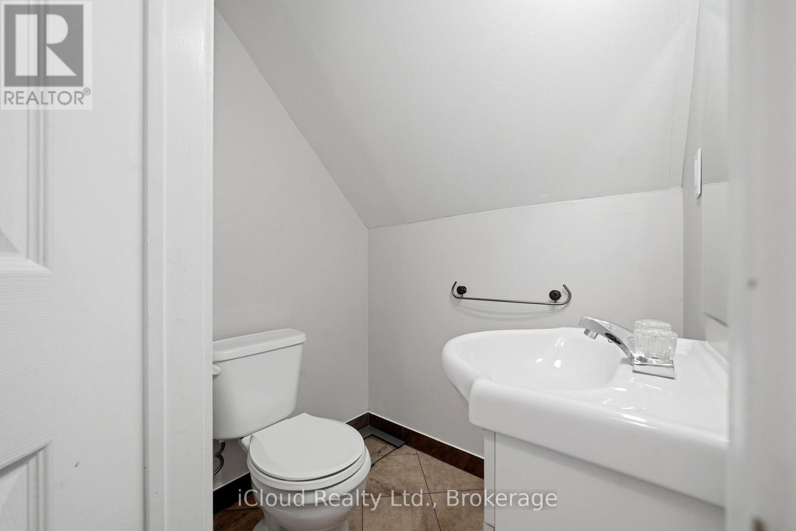 51 Delena Avenue, Hamilton, ON - Indoor Photo Showing Bathroom