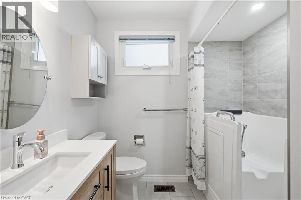 6 Caprice Court, Hamilton, ON - Indoor Photo Showing Bathroom