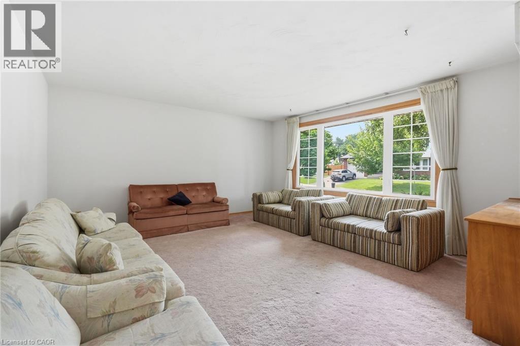 6 Caprice Court, Hamilton, ON - Indoor Photo Showing Living Room