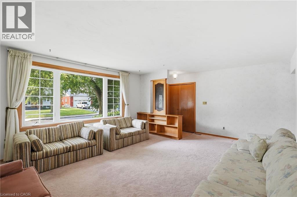 6 Caprice Court, Hamilton, ON - Indoor Photo Showing Living Room
